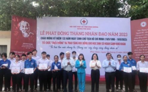 Công ty XSKT Bình Dương trao học bổng cho học sinh nghèo vượt khó